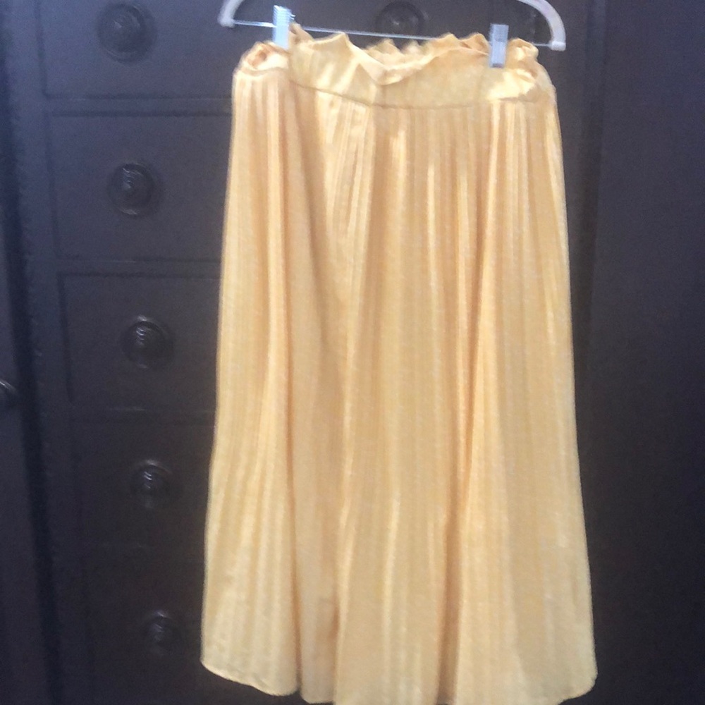 Cheery Yellow Pleated Skirt with Pockets!